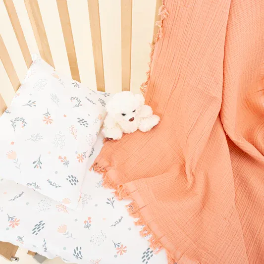 Bebek Nevresim Seti (Dört Katlı Muslin Battaniye , Yastık Kılıfı , Lastikli Çarşaf) - Mercan Dört Kat Muslin Battaniye - Yeşil Çiçekler